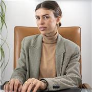 Laureata Magistrale in Economia e statistica, pittrice ed artigiana di professione, ottima conoscenza dell'Inglese